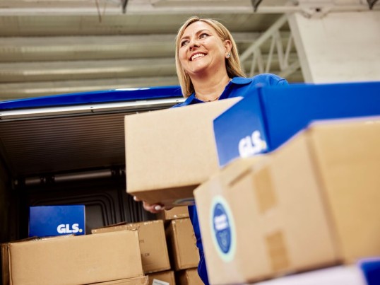 Zákazník vyzdvihne svoj balík z balíka GLS Parcelshop